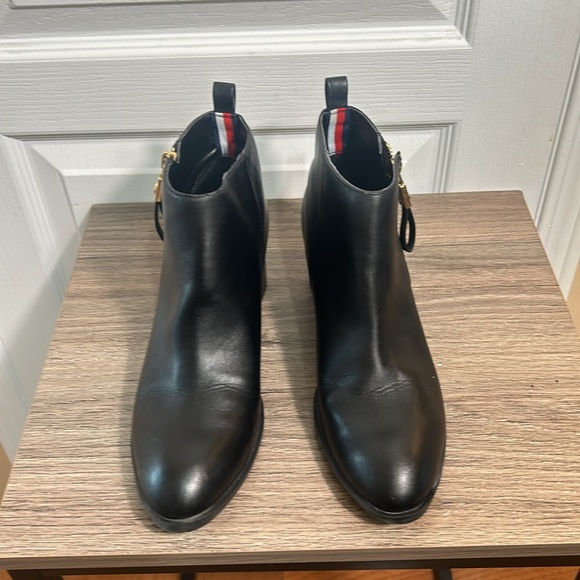 TOMMY HILFIGER WOMEN REZIN 2 FASHION ANKLE BOOTS SIDE ZIPPER SQUARE HEELS 8M - Picture 4 of 9